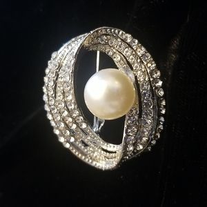 Oval rhinestone and pearl brooch (5893)